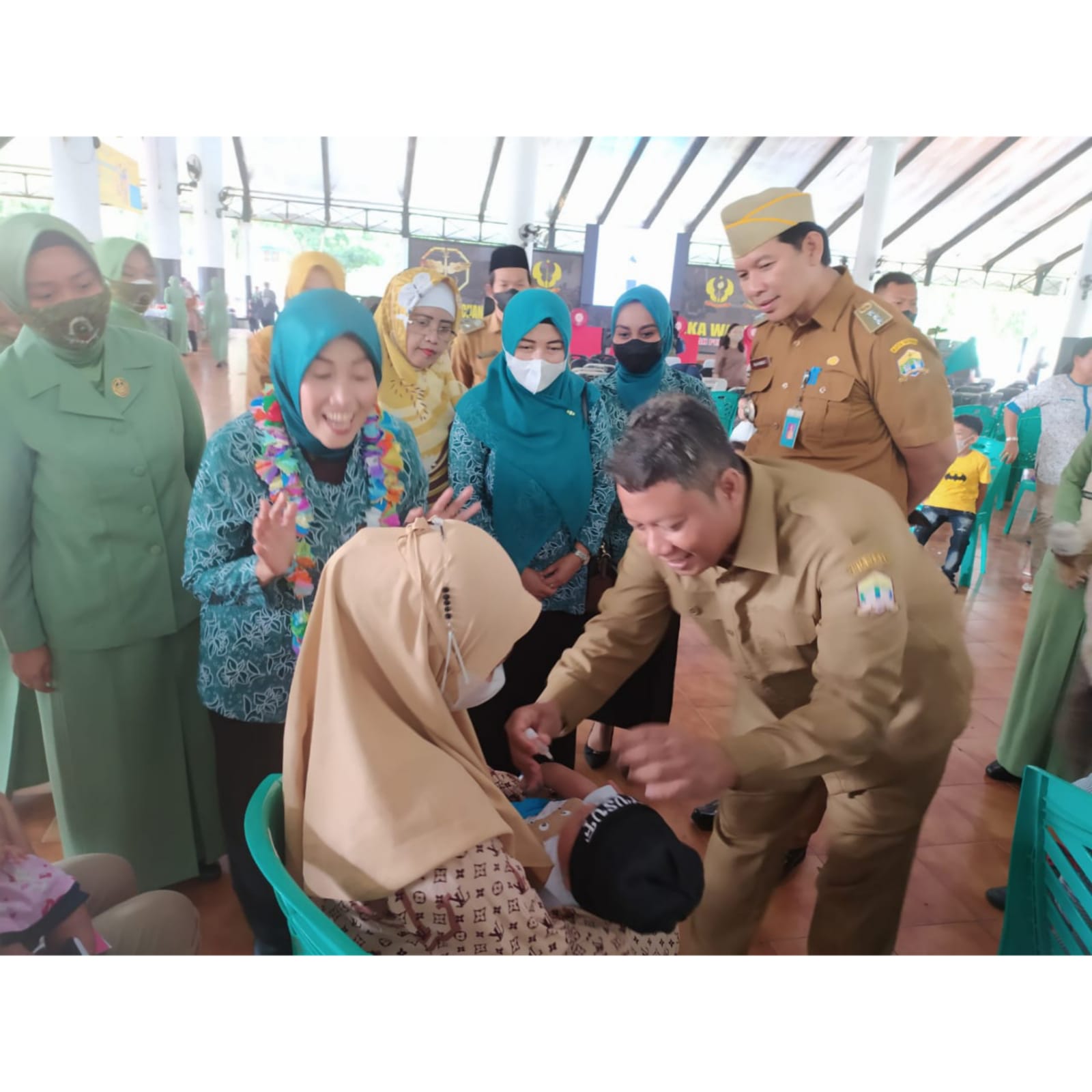 Kegiatan monitoring Bulan Uminisasi Anak Nasional oleh Kepala Dinas Kesehatan Kota Serang beserta jajaran pertugas yang telah ditugaskan dan dihadiri juga oleh ibu Walikota Serang Hj. Ade Jumaiyah di Kopasus Kota Serang. Senin, 29 Agustus 2022