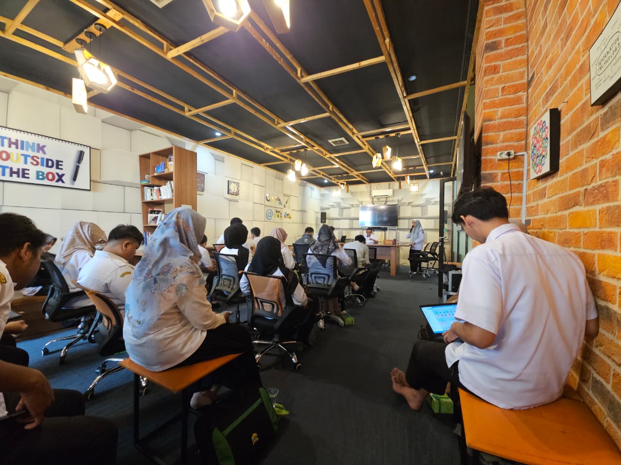 Pembahasaan Pengelolaan dan Koordinasi Website